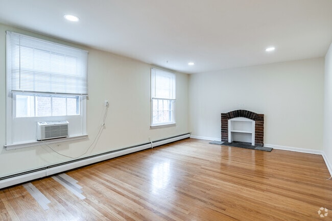 Studio - 350SF - 427 S 8th St