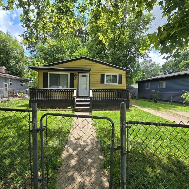 Building Photo - 749 Stanley Ave