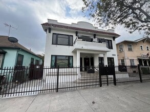 Building Photo - 2028 E 3rd St