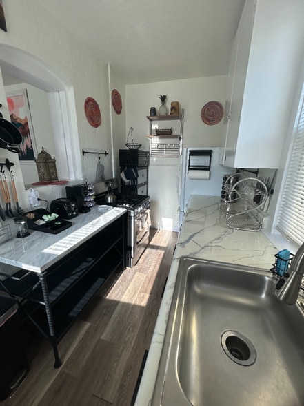 Building Photo - 859 S Grn St