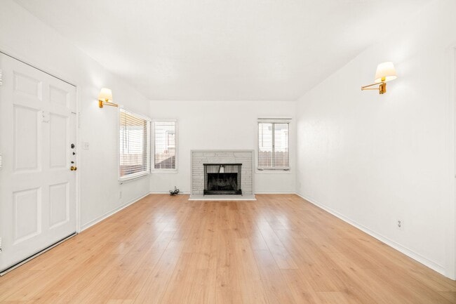 Building Photo - Charming Oakland Oasis with Detached Works...