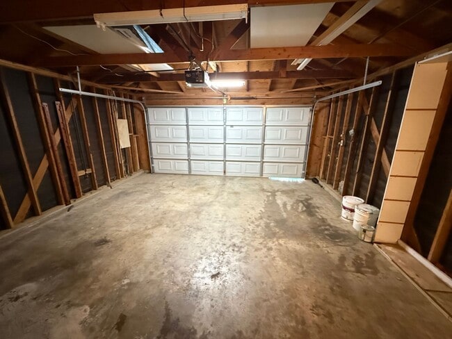 Building Photo - Spacious 2-Bedroom, 1-Bathroom Home in Sou...