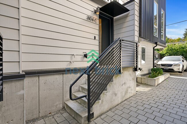 Building Photo - "Charming 3-Bedroom Townhouse Retreat in the Heart of Seattle - 3104C SW Avalon Way!"