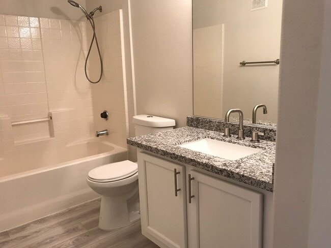 Building Photo - Beautiful 2 bedroom 2 bath upstairs condo