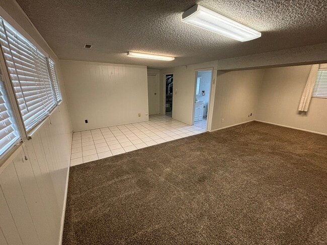 Building Photo - Nice and Spacious Orem Home