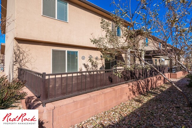 Building Photo - 4 Bed/2.5 Bath Townhome in Desert Bluff!