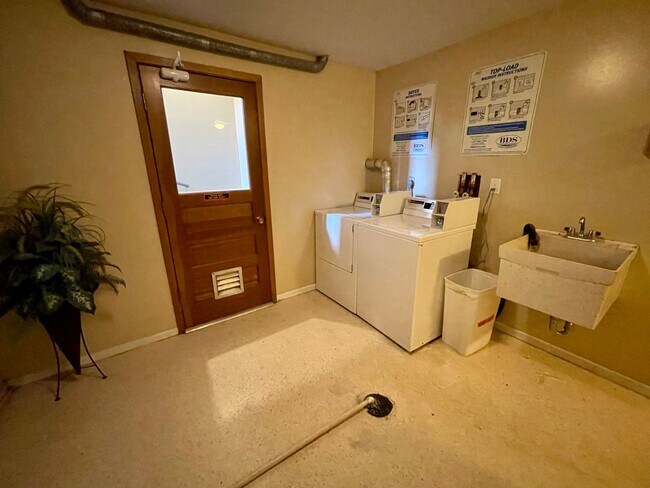 Building Photo - Upper level 2-bed, 1-bath