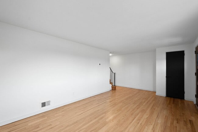 Building Photo - Ready for move in! Check out this RENOVATED 3 bedroom in BROOKLINE! UNBEATABLE LOCATION!