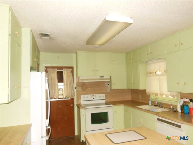 Building Photo - 391 Oakcrest Dr