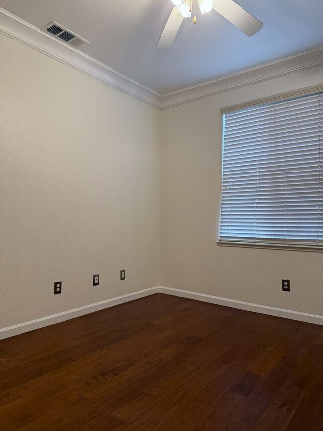 Building Photo - Lovely 5/3 with a desirable downstairs bedroom.