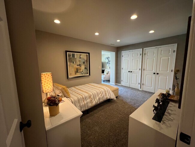 Building Photo - Carriage House