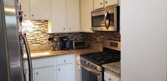 Building Photo - $3,500- 3 Bed/ 2 Bath Townhome in Scripps ...