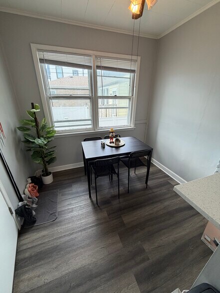 Building Photo - 3219 W Balmoral Ave