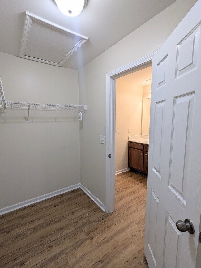 Building Photo - 1328 Valor Rd