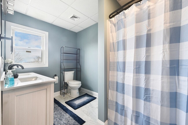 Building Photo - 444 Oneida St