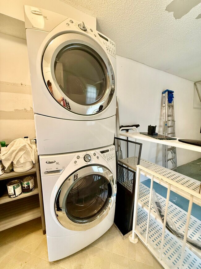 Building Photo - 1070 Sanibel Ct