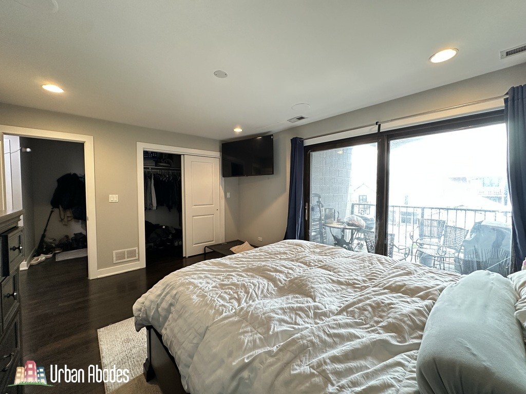 Building Photo - 907 N Damen Ave