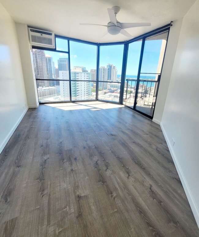 Building Photo - AVAILABLE NOW | 6 or 12 Month Lease Option...