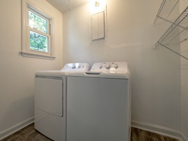 Building Photo - NEWLY RENOVATED DUPLEX UNIT