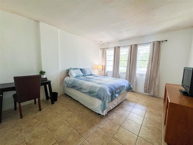 Building Photo - 1333 E Hallandale Beach Blvd