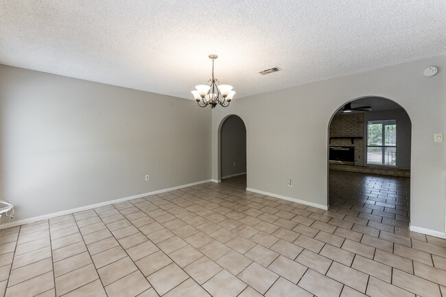 Building Photo - 1914 Rosewood Ln