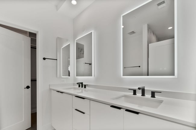 Building Photo - 5353 Zenith Overlook
