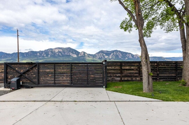 Building Photo - Modern Luxury Rental with Unobstructed Flatiron Views