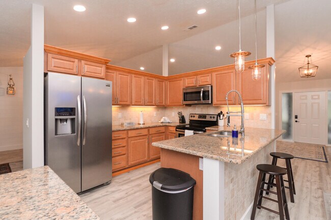 Building Photo - 2411 NE Pinecrest Lakes Blvd