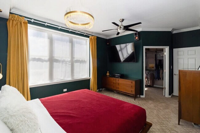 Building Photo - 2042 W Warren Blvd