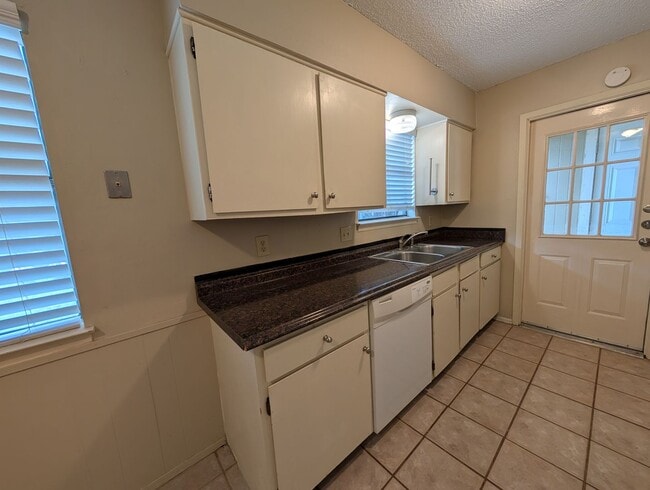 Building Photo - Location!! 1 Mile to Landa Park / Close to...