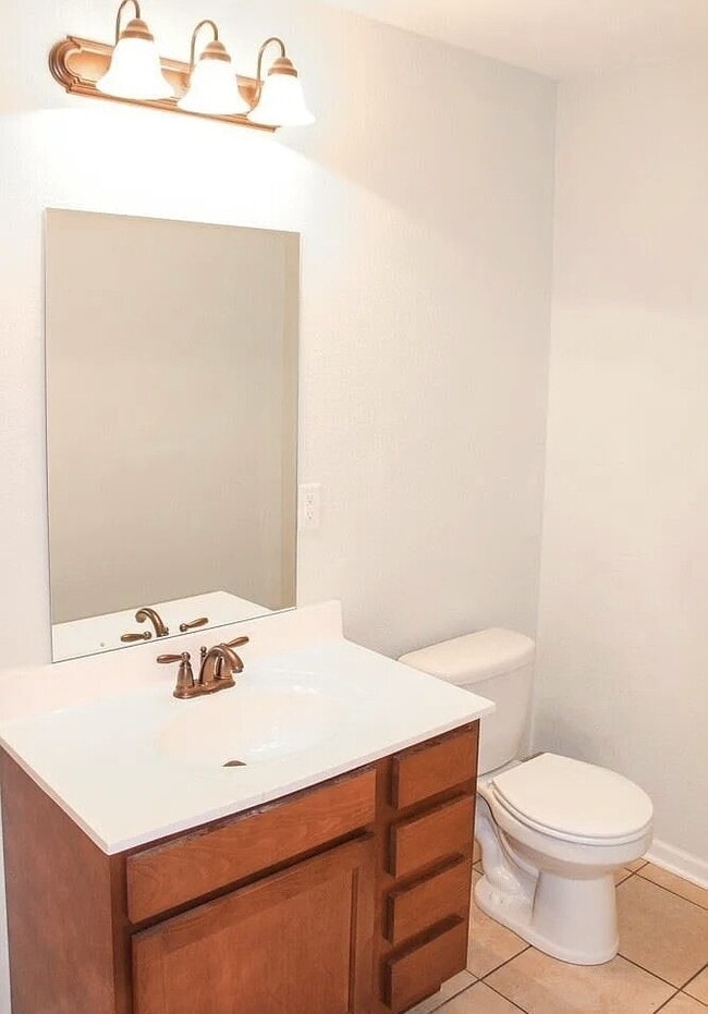 Building Photo - Beautiful 3 Bed | 2.5 Bath Townhome in Pri...