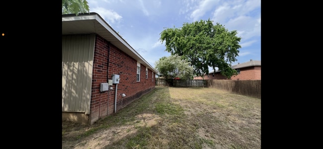 Building Photo - 2 Bed 1 Bath House with Car Port and Fence in Backyard.