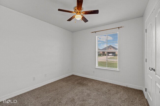 Building Photo - 521 Linnhurst Dr