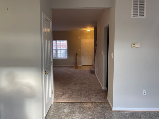 Building Photo - UPDATED TOWNHOUSE IN FREDERICKSBURG - CLOS...