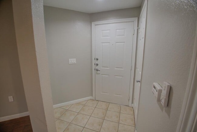 Building Photo - 2320 Gracy Farms Ln