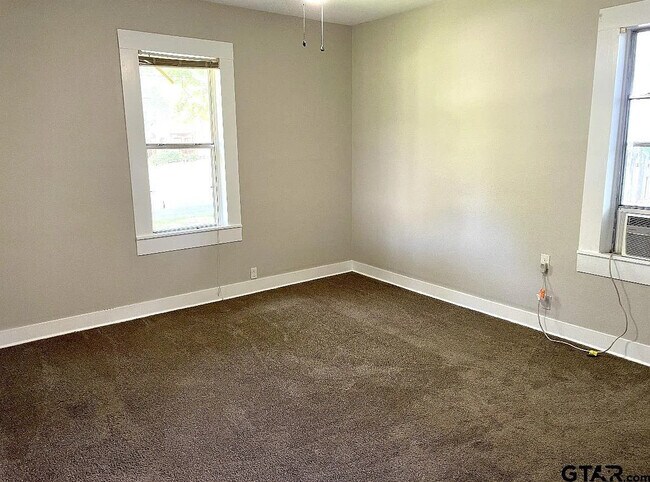 Building Photo - 910 N Newsom St