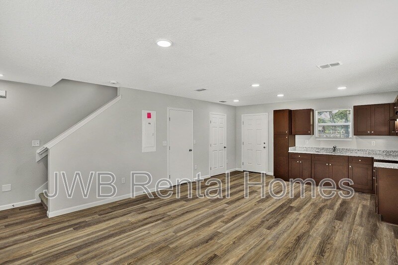 Building Photo - 627 Blodgetts Ln