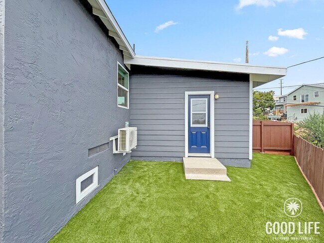 Building Photo - Charming 2BD/1BA South Park Unit with New Turf Yard & In unit laundry