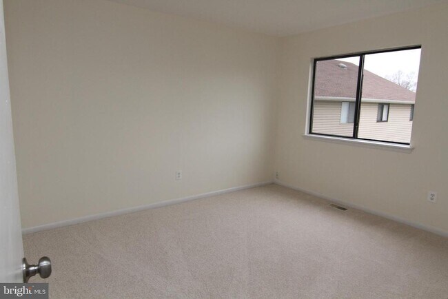 Building Photo - 9008 Sandalwood Dr