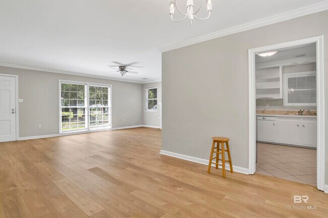 Building Photo - 703 Belrose Ave