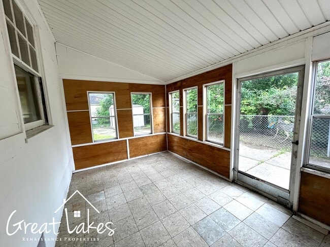Building Photo - Beautiful 3 Bedroom 1 Bathroom now availab...