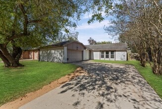 Building Photo - 2808 Pinewood Dr