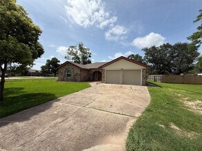 Building Photo - 201 San Saba St
