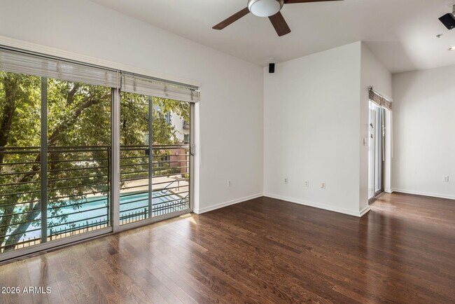 Building Photo - 525 W Lakeside Dr