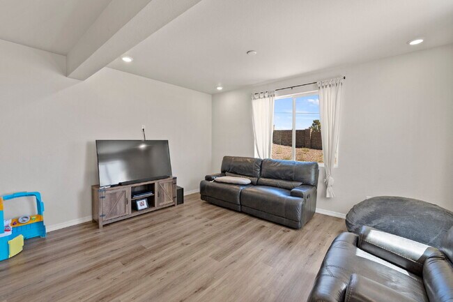 Building Photo - Bright and Beautiful Home with Gourmet Kitchen & Hardwood Floors