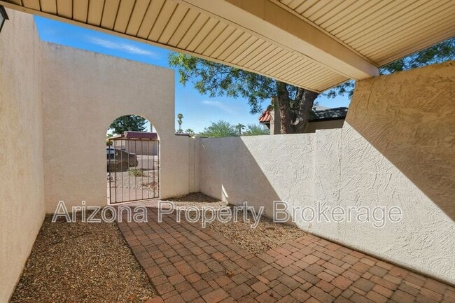Building Photo - 2192 E Balboa Dr