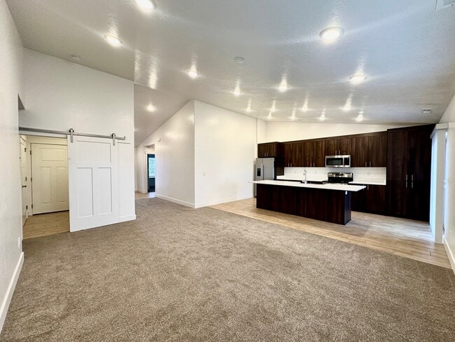 Building Photo - HC515