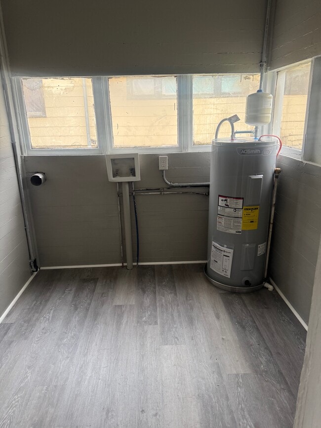 Building Photo - 2827 Gurnee Ave