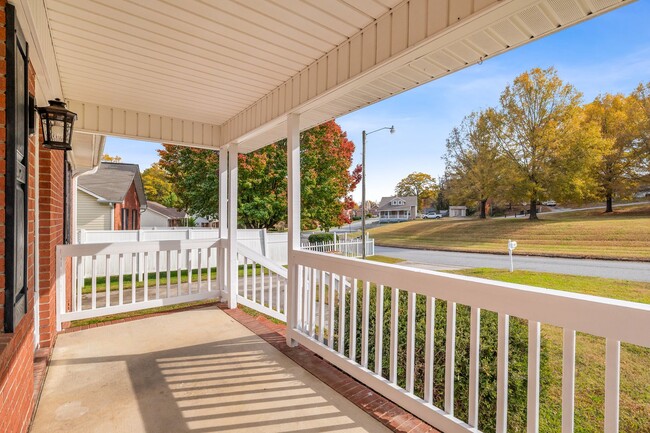 Building Photo - SW - Like New Home! Newer SS Appliances & Cabinets, Ceiling Fans, Blinds, Front Porch and Deck. M...