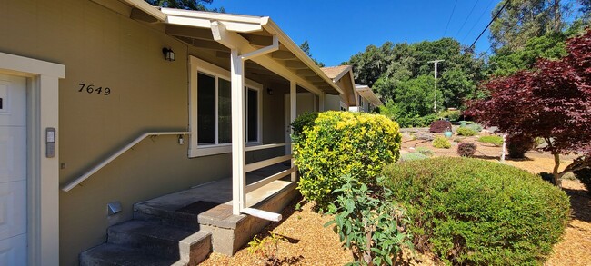 Building Photo - Walking Distance to Downtown Sebastopol